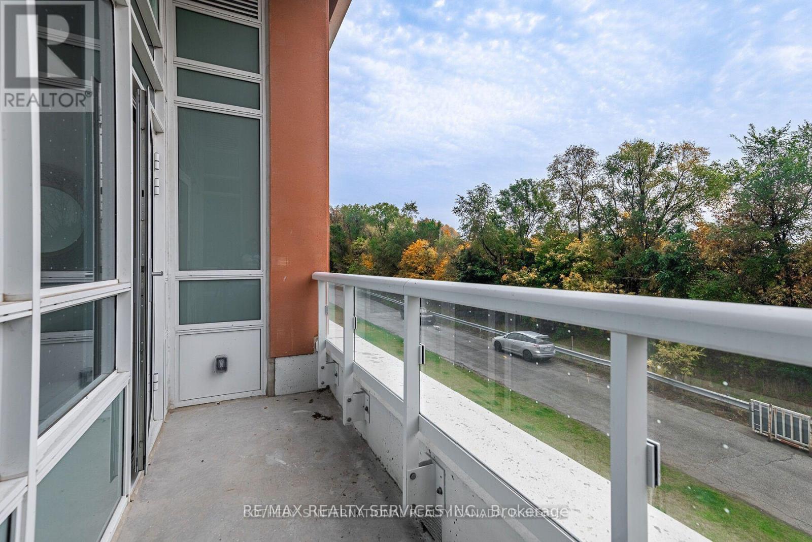 Photo 6 of 106 10 Wilby Crescent, Toronto ON