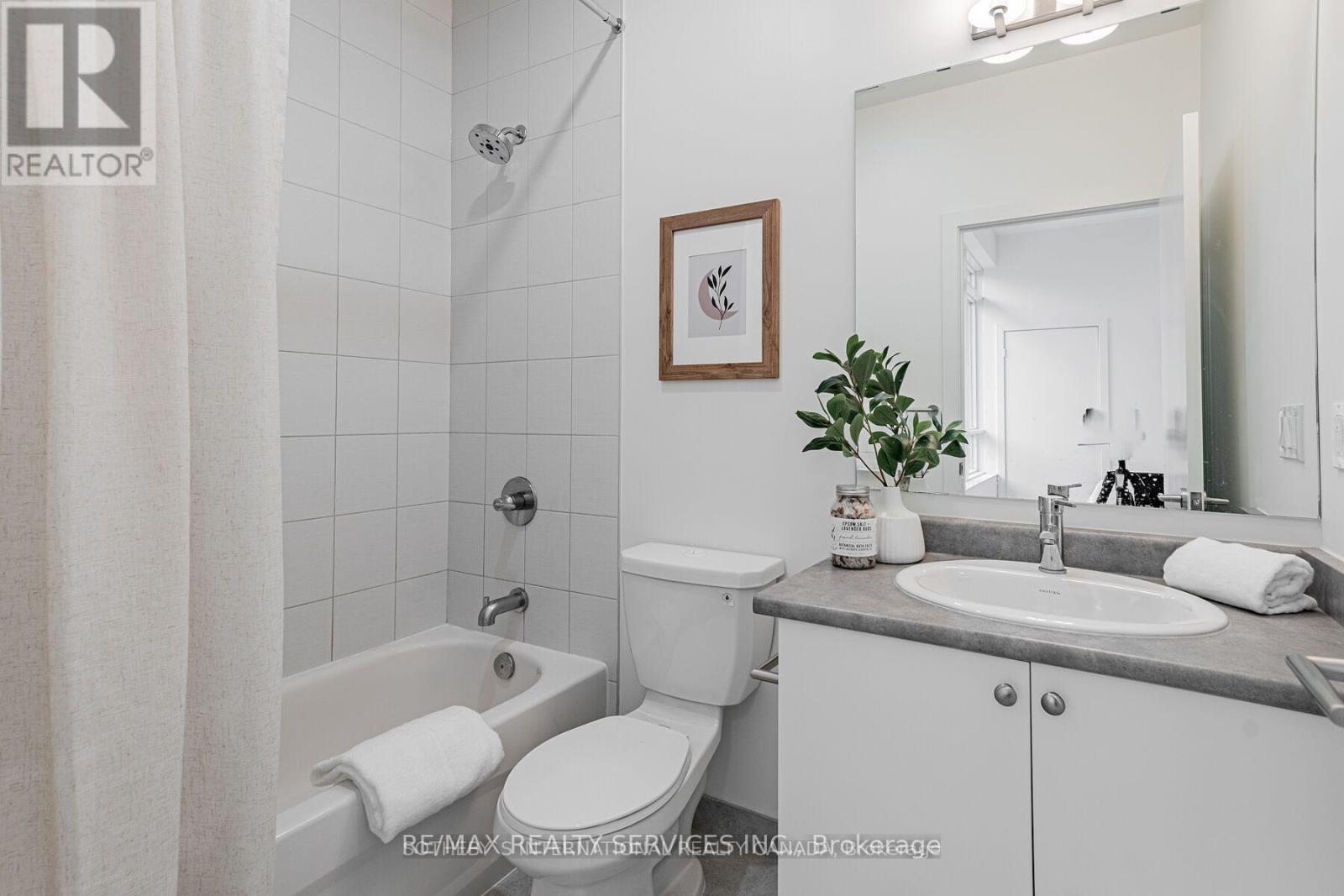 Photo 8 of 106 10 Wilby Crescent, Toronto ON