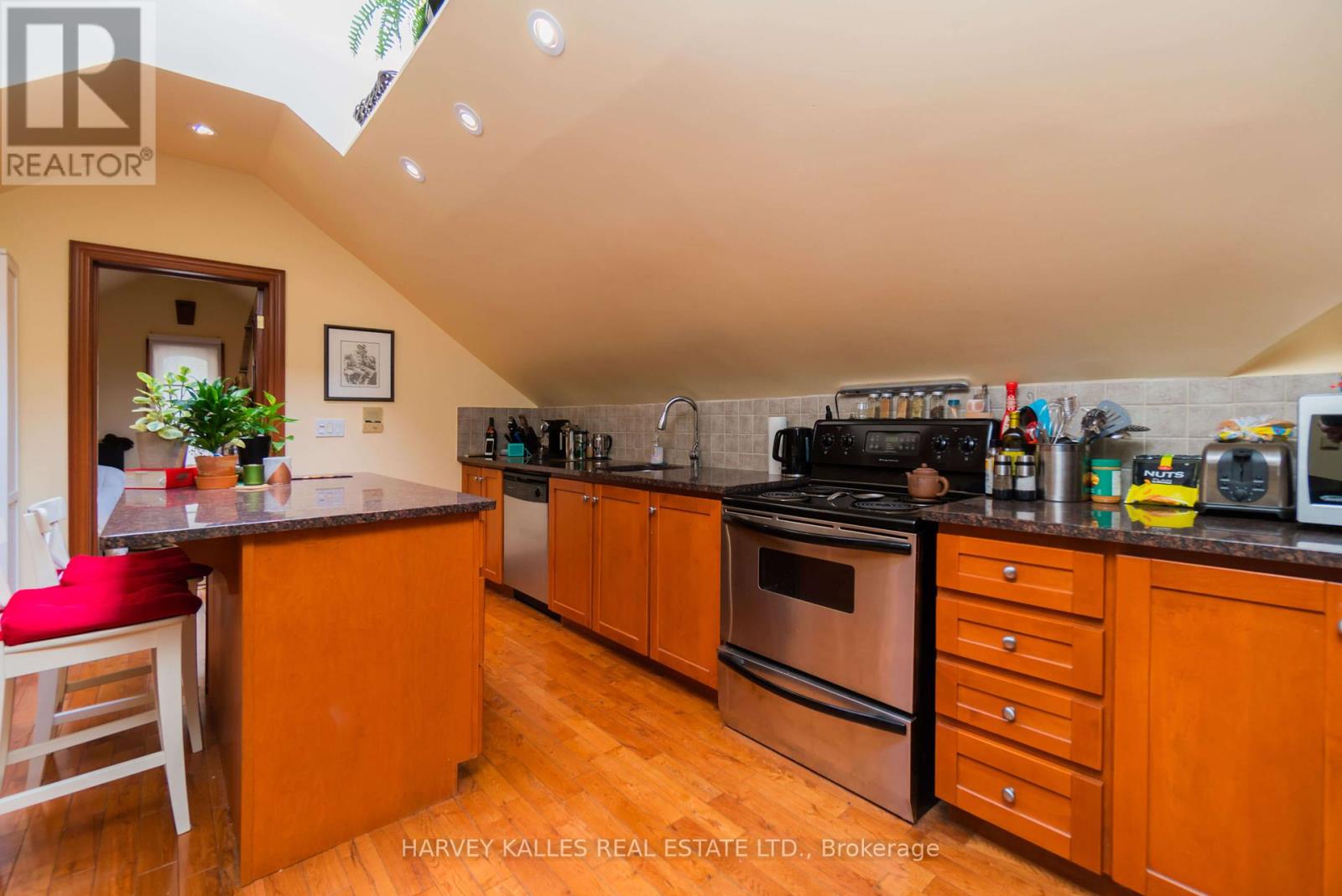 Photo 21 of 5 37 Metcalfe Street, Toronto ON