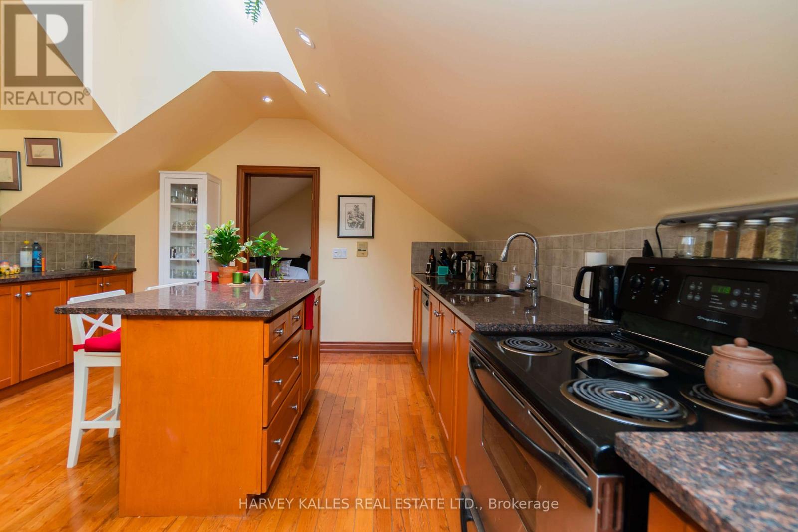 Photo 22 of 5 37 Metcalfe Street, Toronto ON
