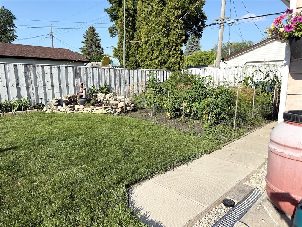 Photo 33 of 805 Parkdale Street, Winnipeg MB