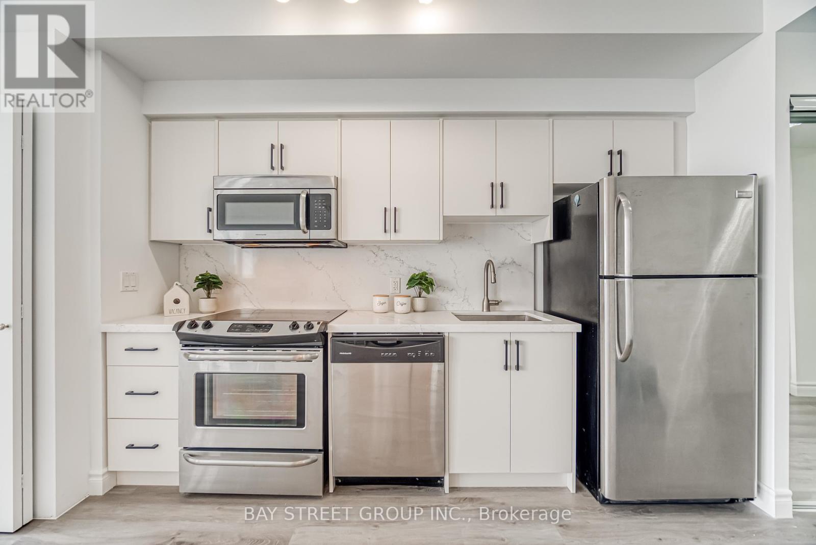 Photo 6 of 4801 832 Bay Street, Toronto ON