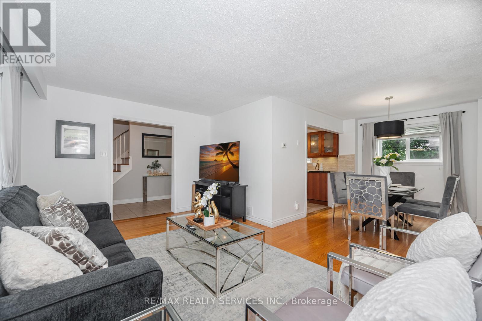Photo 10 of 62 Ambleside Drive, Brampton ON