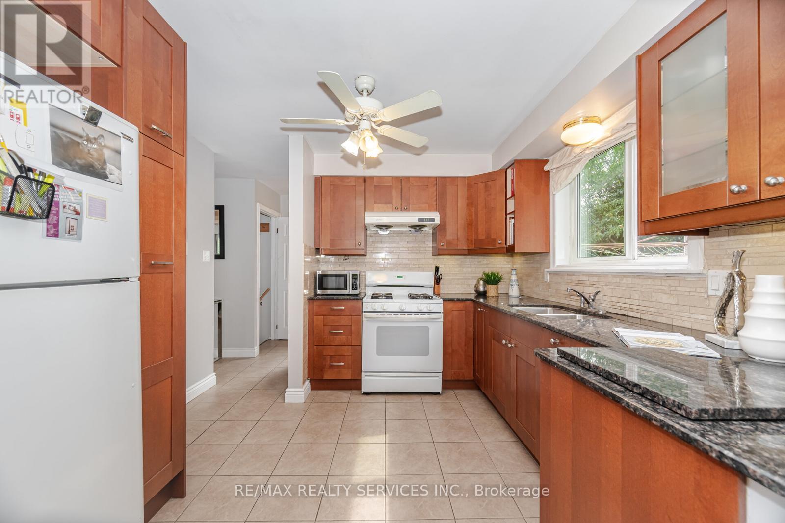 Photo 12 of 62 Ambleside Drive, Brampton ON