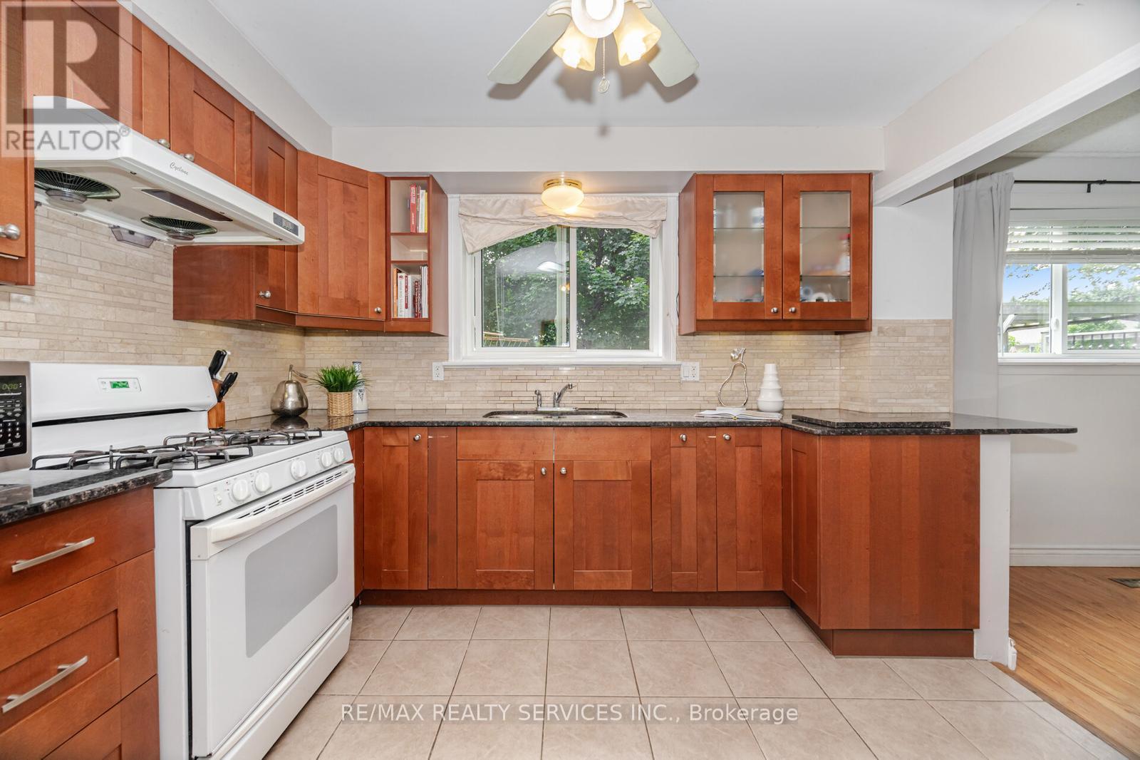 Photo 13 of 62 Ambleside Drive, Brampton ON