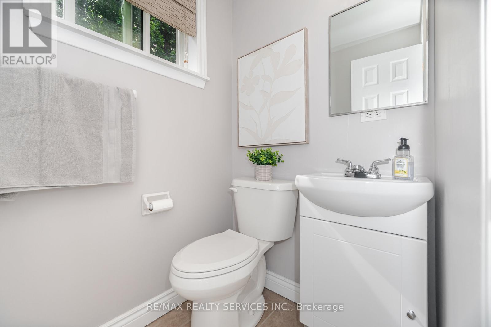 Photo 14 of 62 Ambleside Drive, Brampton ON