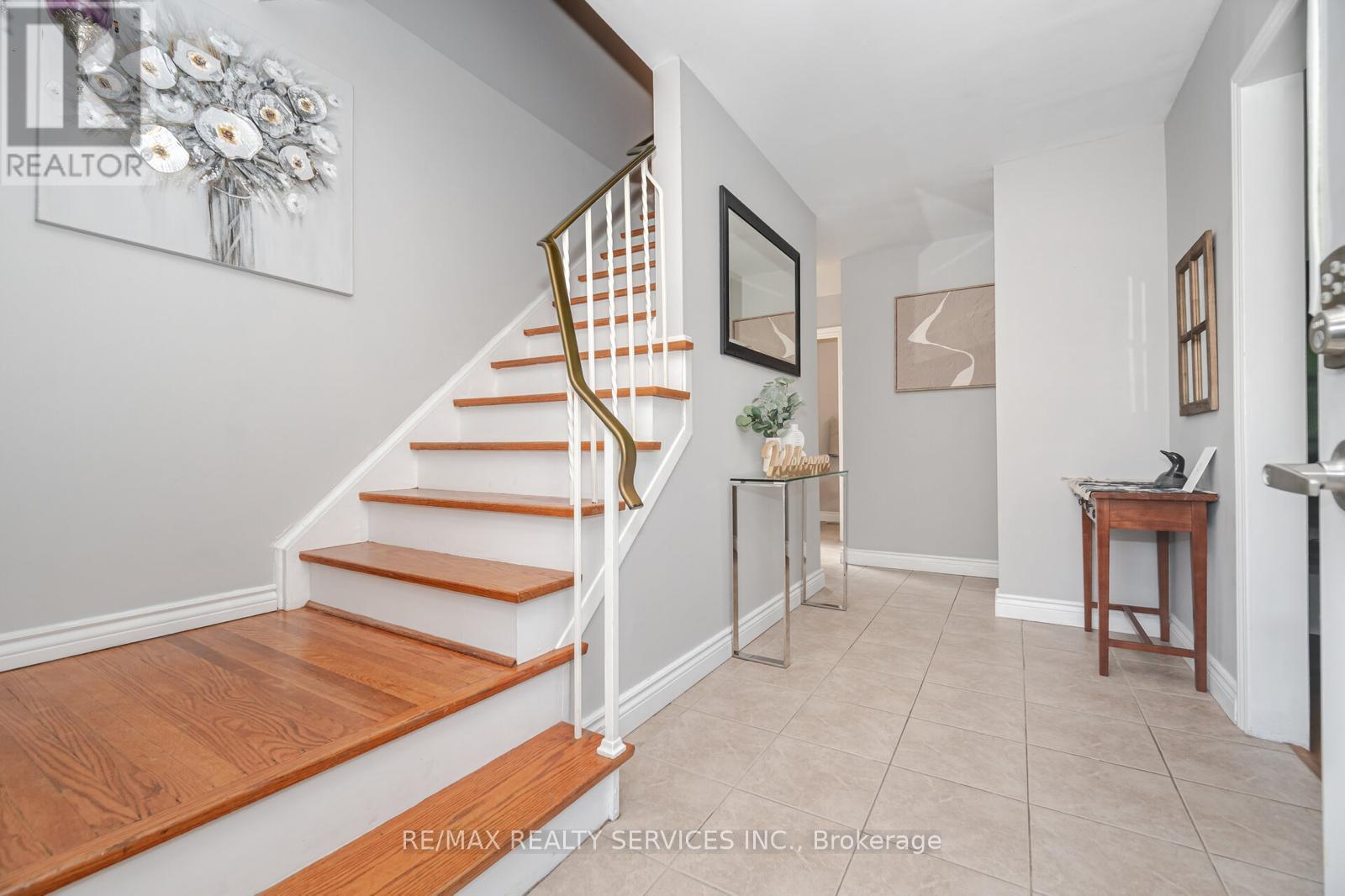 Photo 15 of 62 Ambleside Drive, Brampton ON