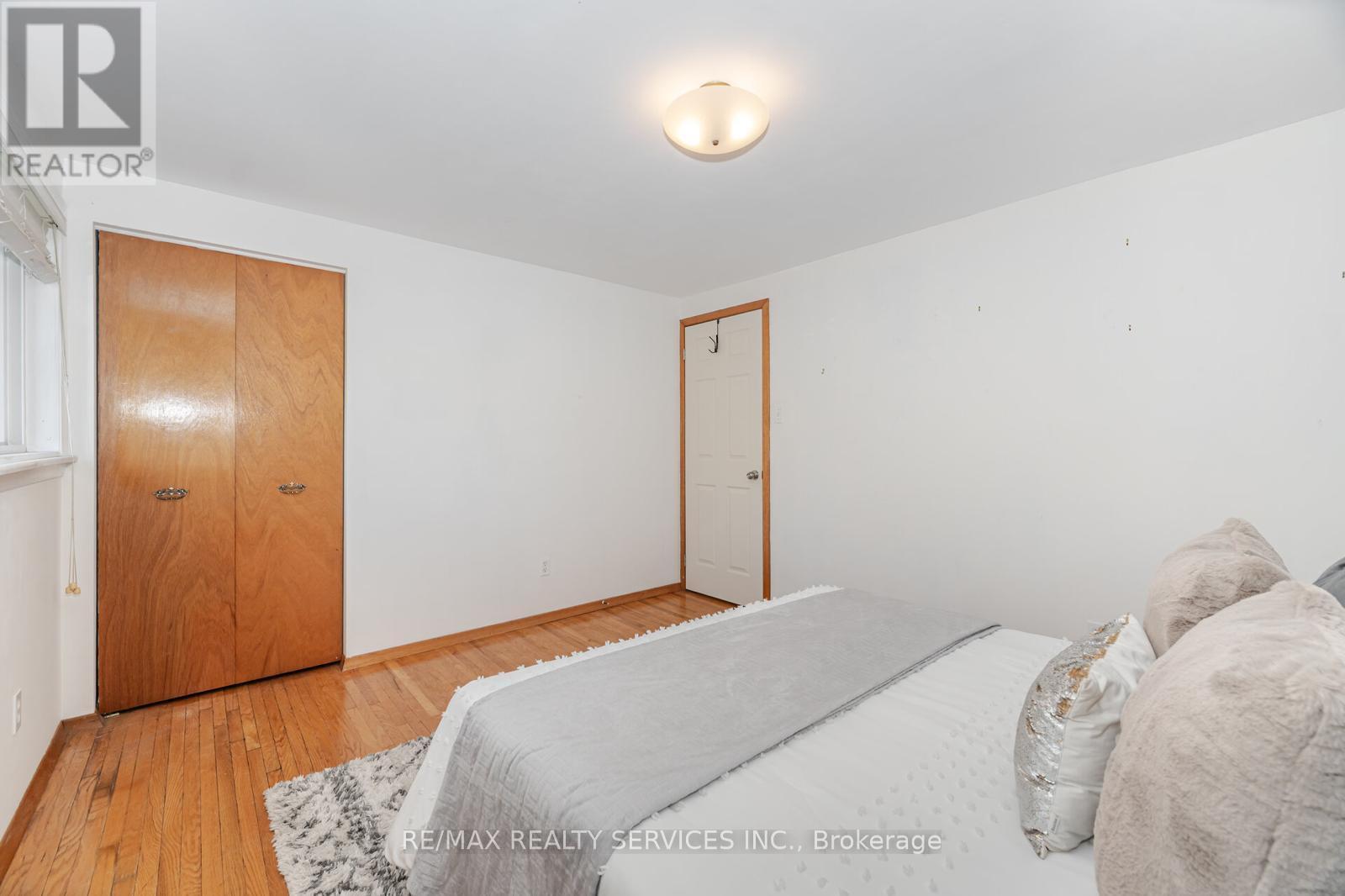 Photo 19 of 62 Ambleside Drive, Brampton ON