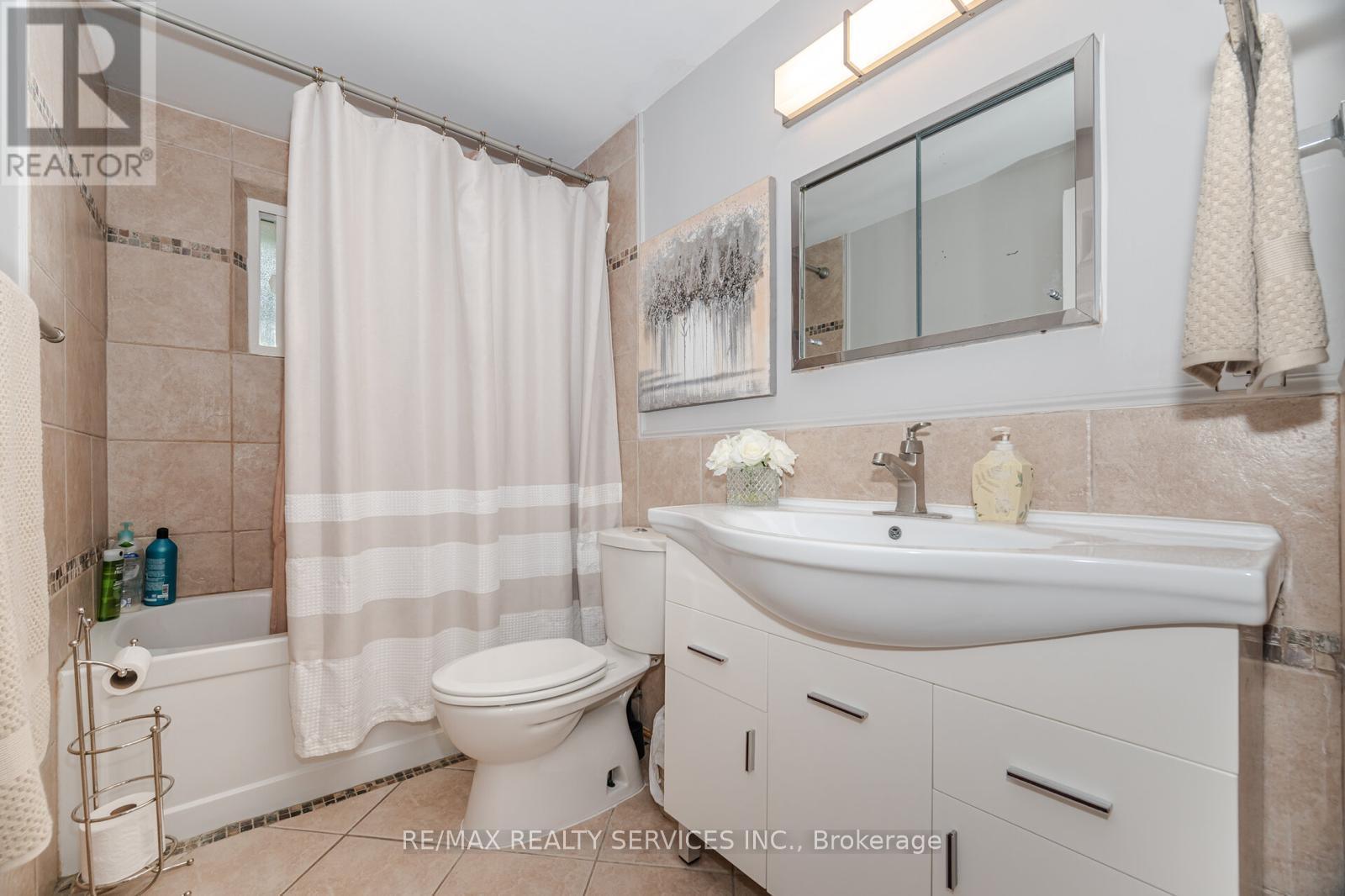 Photo 24 of 62 Ambleside Drive, Brampton ON
