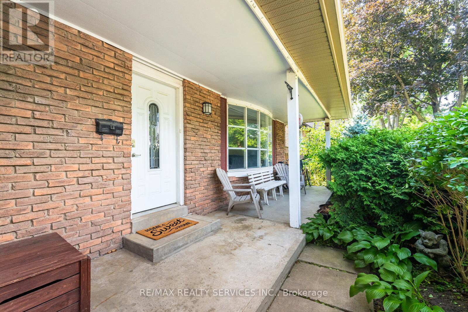 Photo 5 of 62 Ambleside Drive, Brampton ON