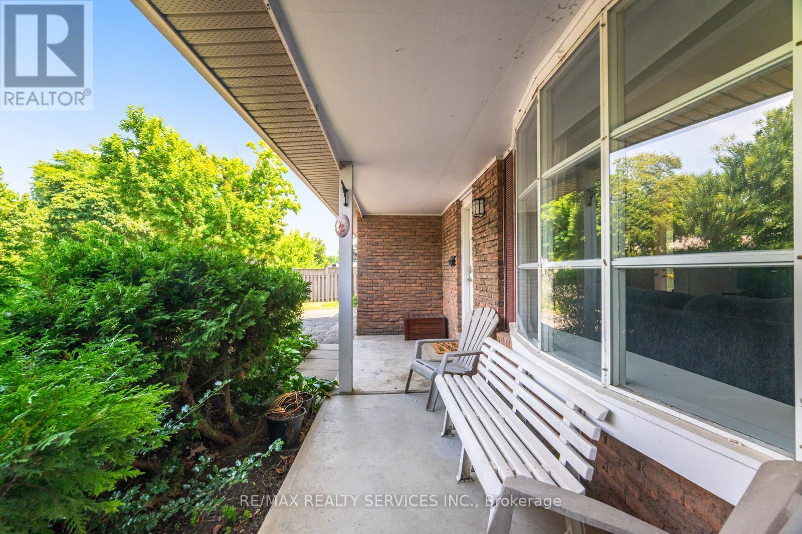 Photo 6 of 62 Ambleside Drive, Brampton ON