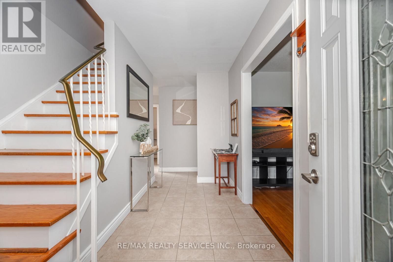 Photo 7 of 62 Ambleside Drive, Brampton ON