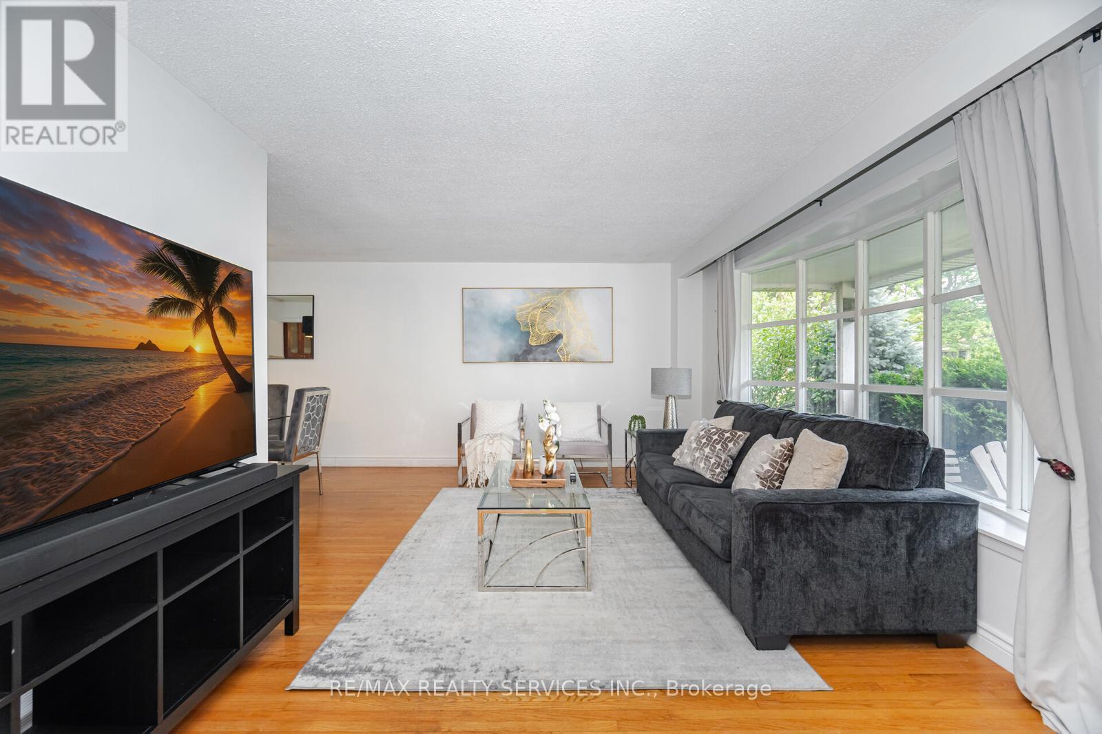 Photo 9 of 62 Ambleside Drive, Brampton ON