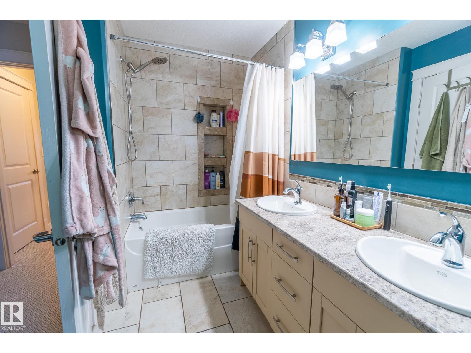 Photo 2 of 11734 129 St Nw, Edmonton AB