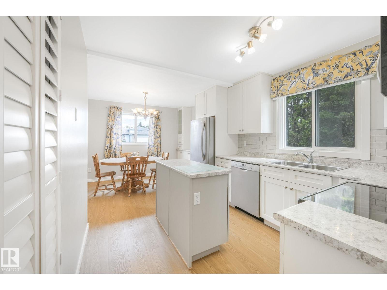 Photo 10 of 4611 10 Av Nw, Edmonton AB