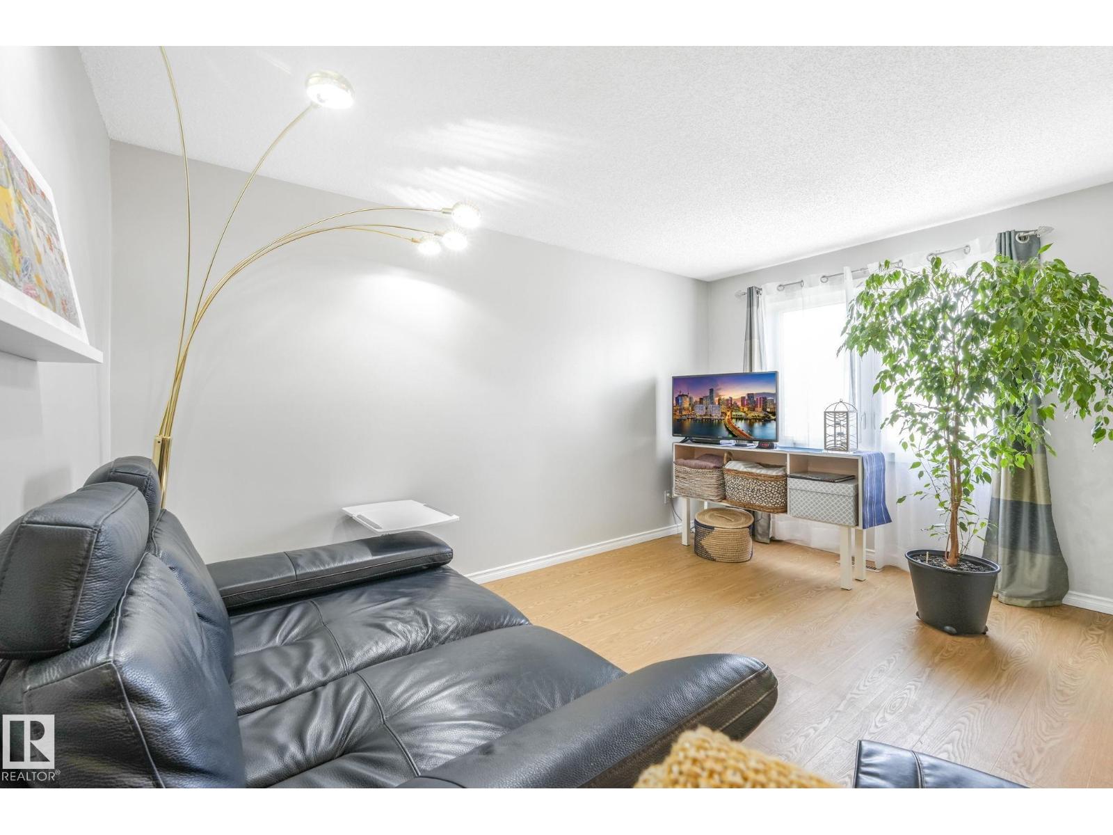 Photo 5 of 4611 10 Av Nw, Edmonton AB