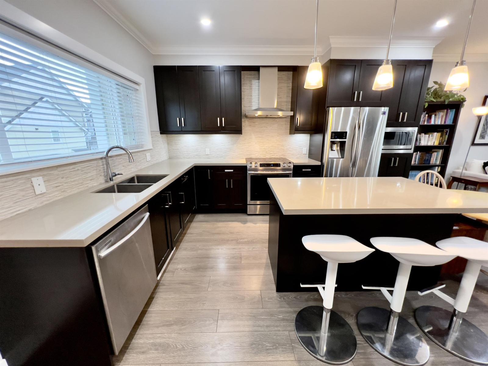Photo 3 of 3 7056 192 Street, Surrey BC