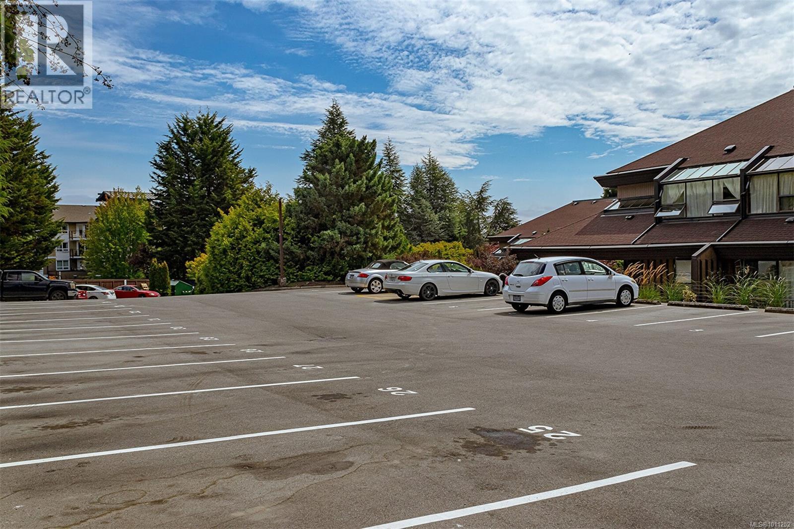 Single Family House for Sale in A  Elk Lake Dr Saanich 