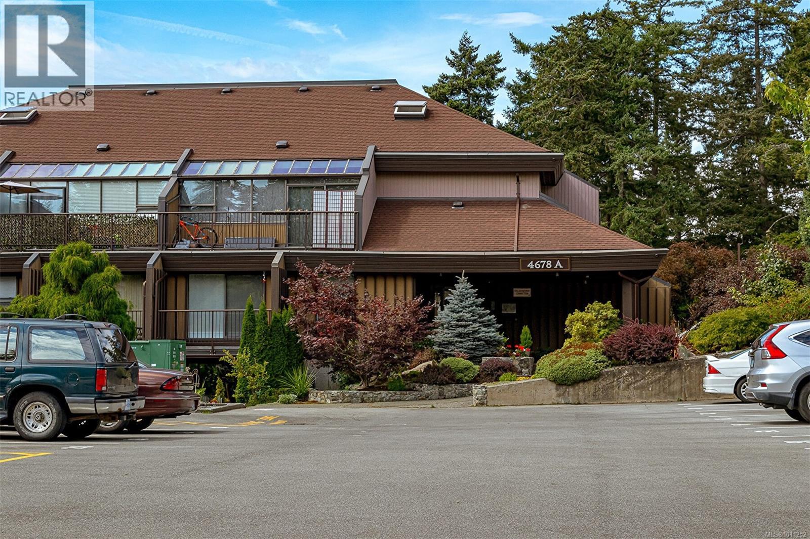 Single Family House for Sale in A  Elk Lake Dr Saanich 
