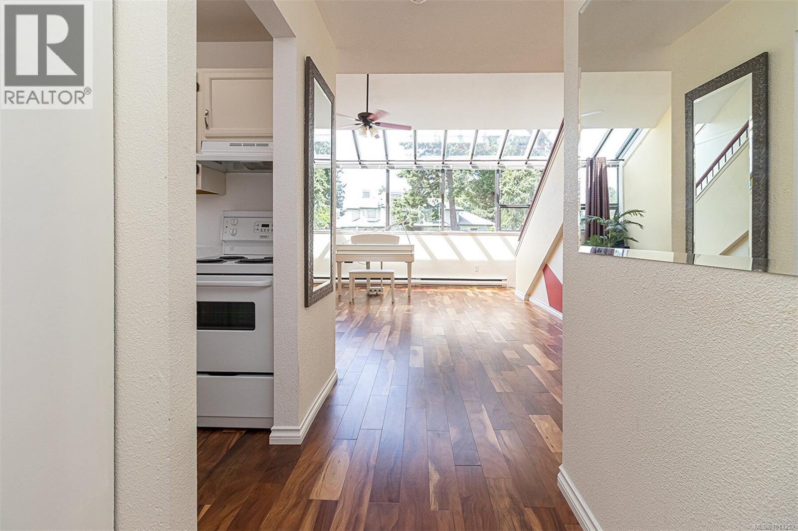 Single Family House for Sale in A  Elk Lake Dr Saanich 