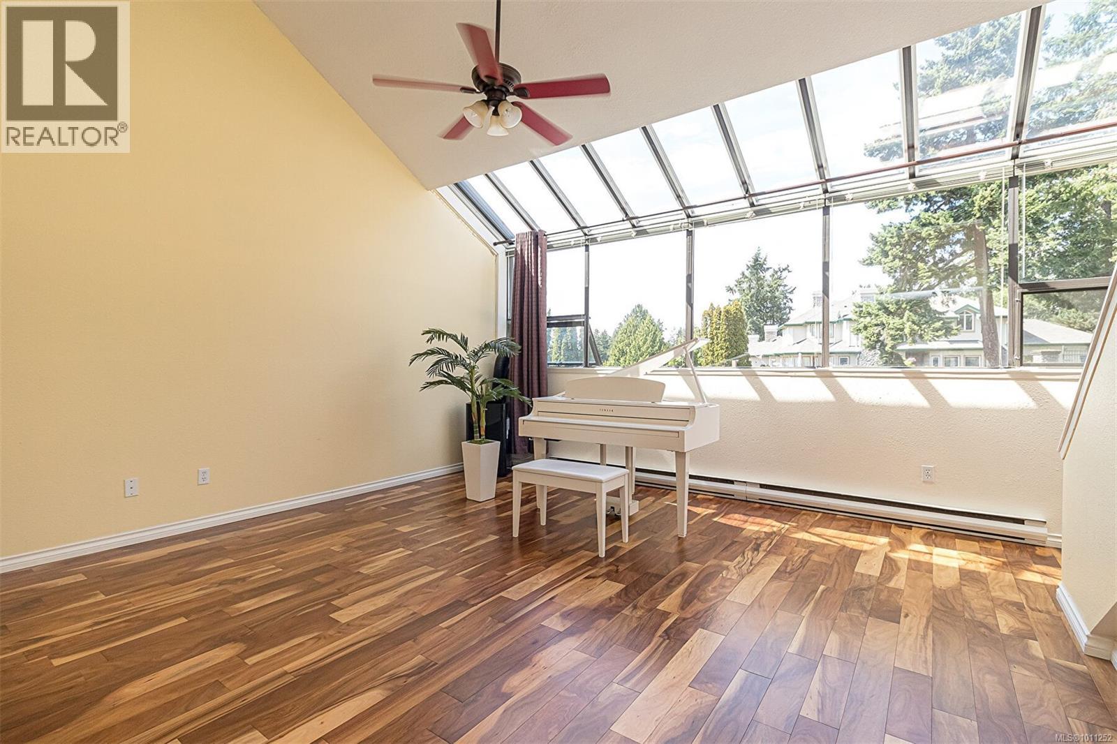Single Family House for Sale in A  Elk Lake Dr Saanich 