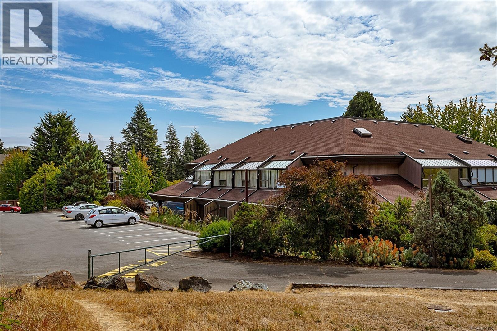 Single Family House for Sale in A  Elk Lake Dr Saanich 