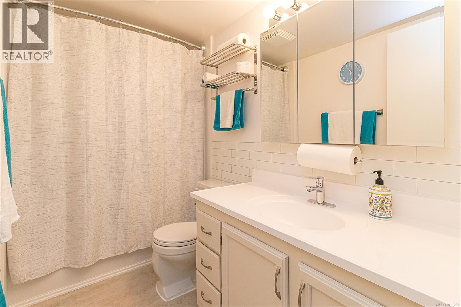 Single Family House for Sale in A  Elk Lake Dr Saanich 
