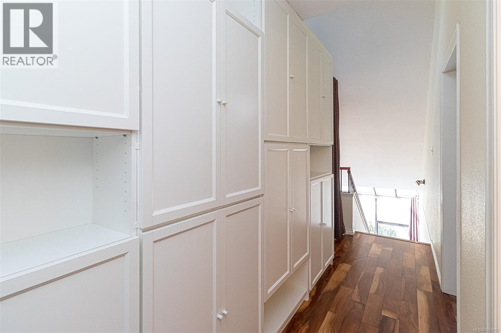Single Family House for Sale in A  Elk Lake Dr Saanich 