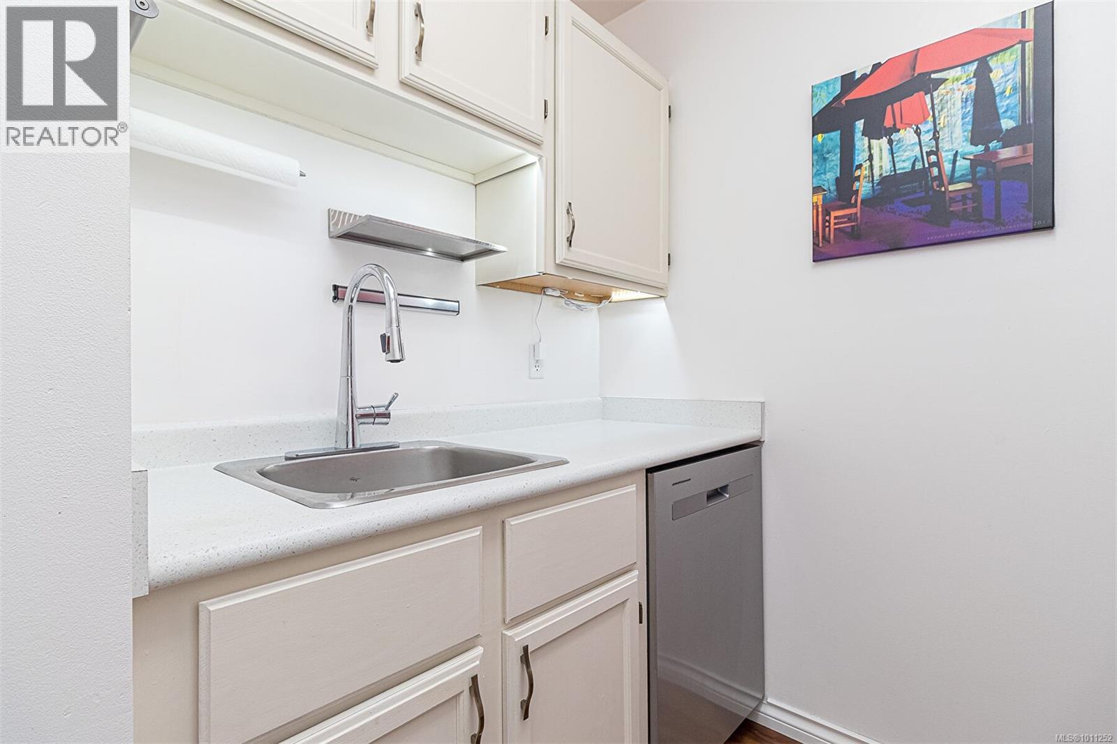 Single Family House for Sale in A  Elk Lake Dr Saanich 