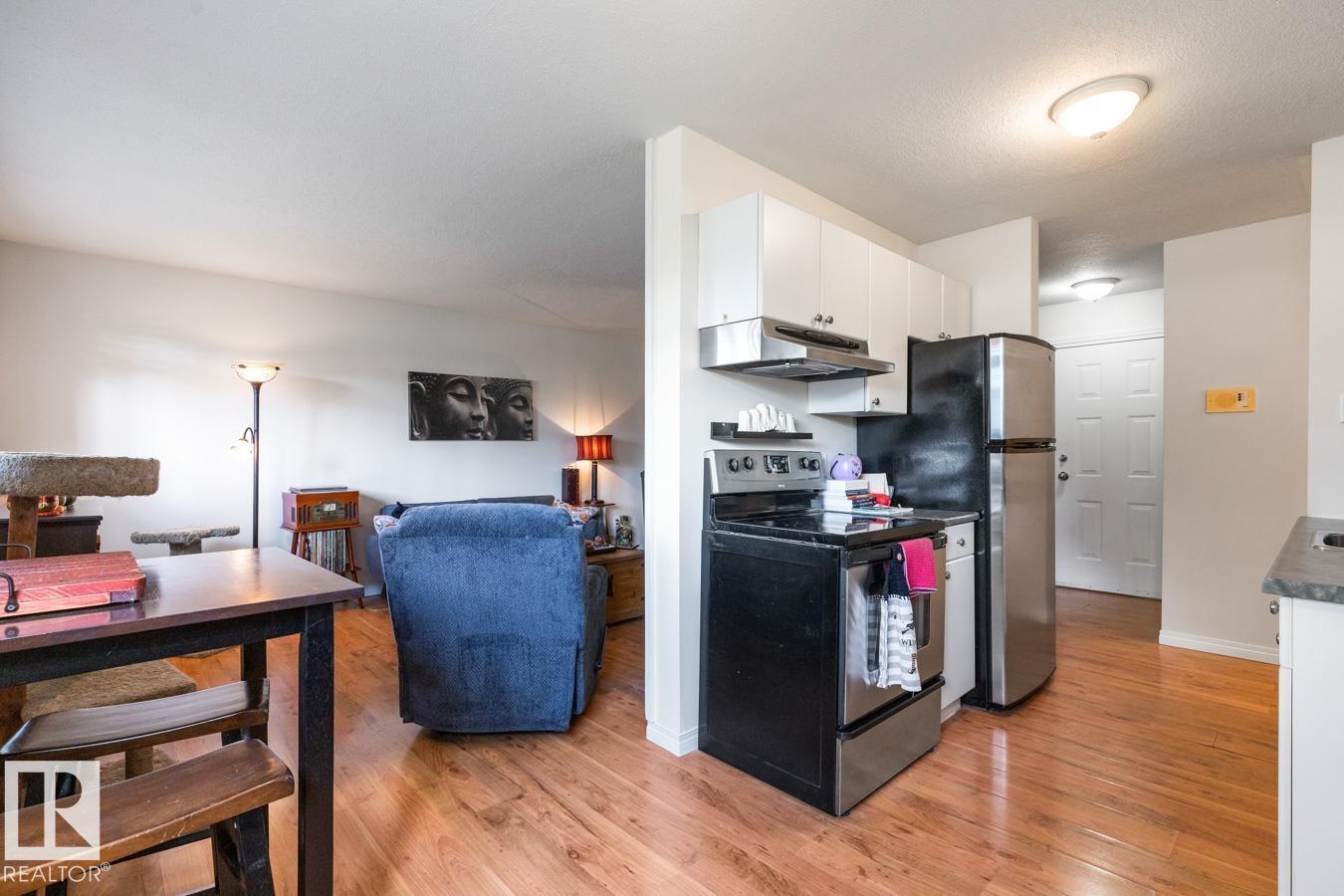 Photo 3 of 105 8930 149 St Nw, Edmonton AB