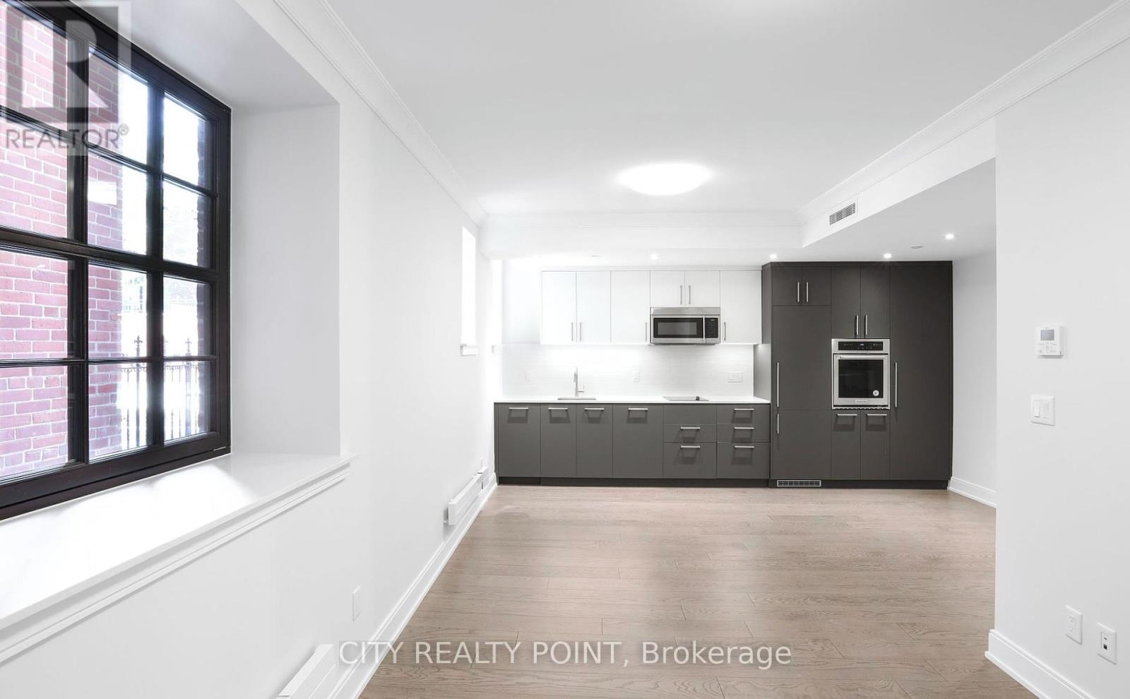 Photo 3 of 118 2 Clarendon Avenue, Toronto ON