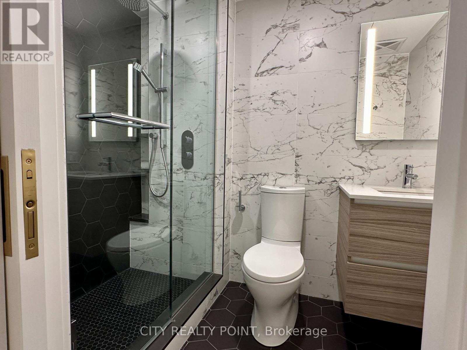 Photo 8 of 118 2 Clarendon Avenue, Toronto ON