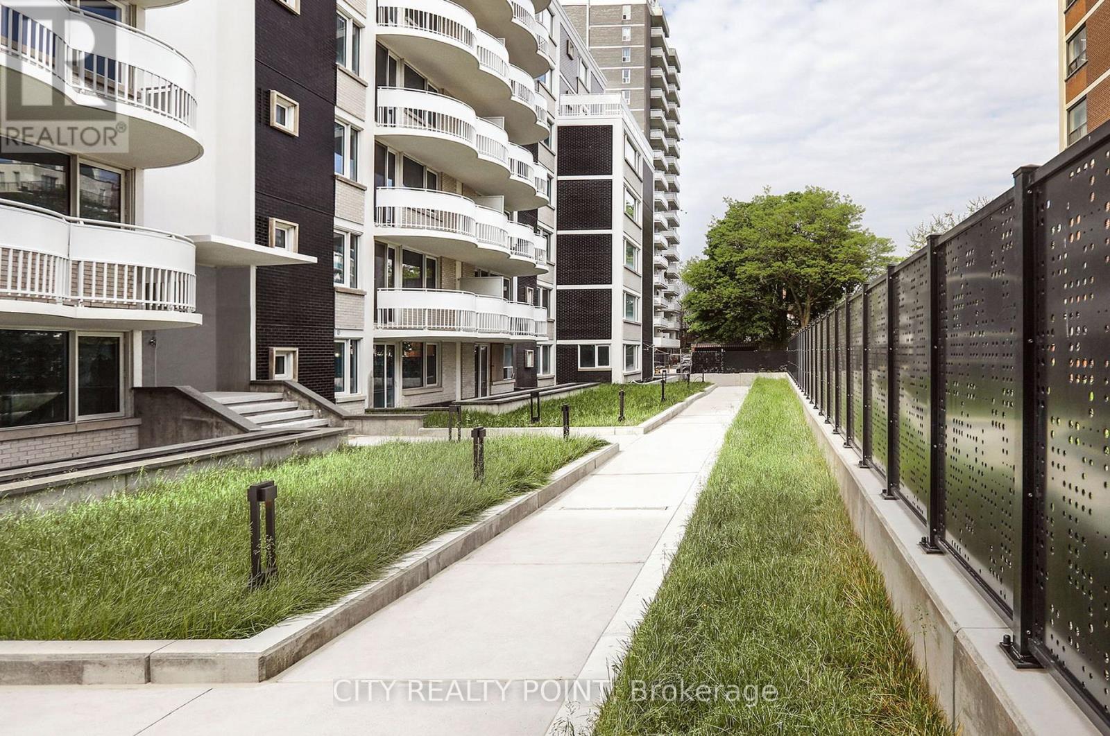 Photo 14 of 702 11 Walmer Road, Toronto ON