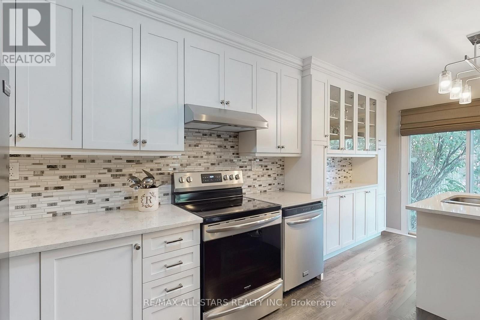 Photo 10 of 42 Oldhill Street, Richmond Hill ON