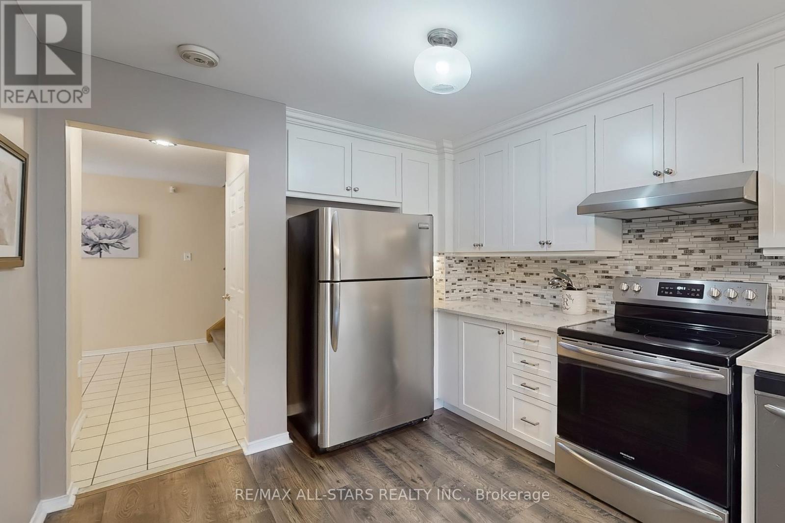 Photo 12 of 42 Oldhill Street, Richmond Hill ON
