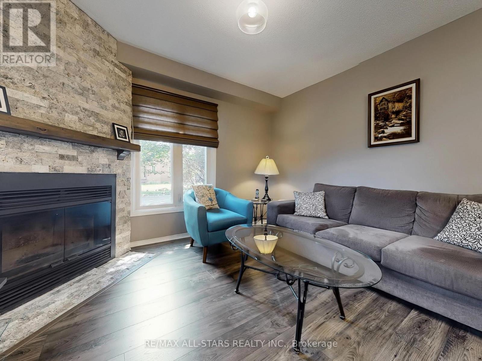Photo 18 of 42 Oldhill Street, Richmond Hill ON