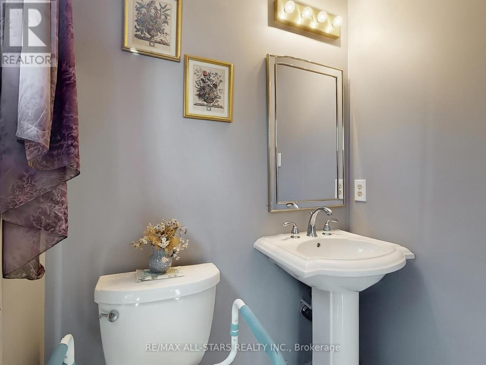 Photo 21 of 42 Oldhill Street, Richmond Hill ON