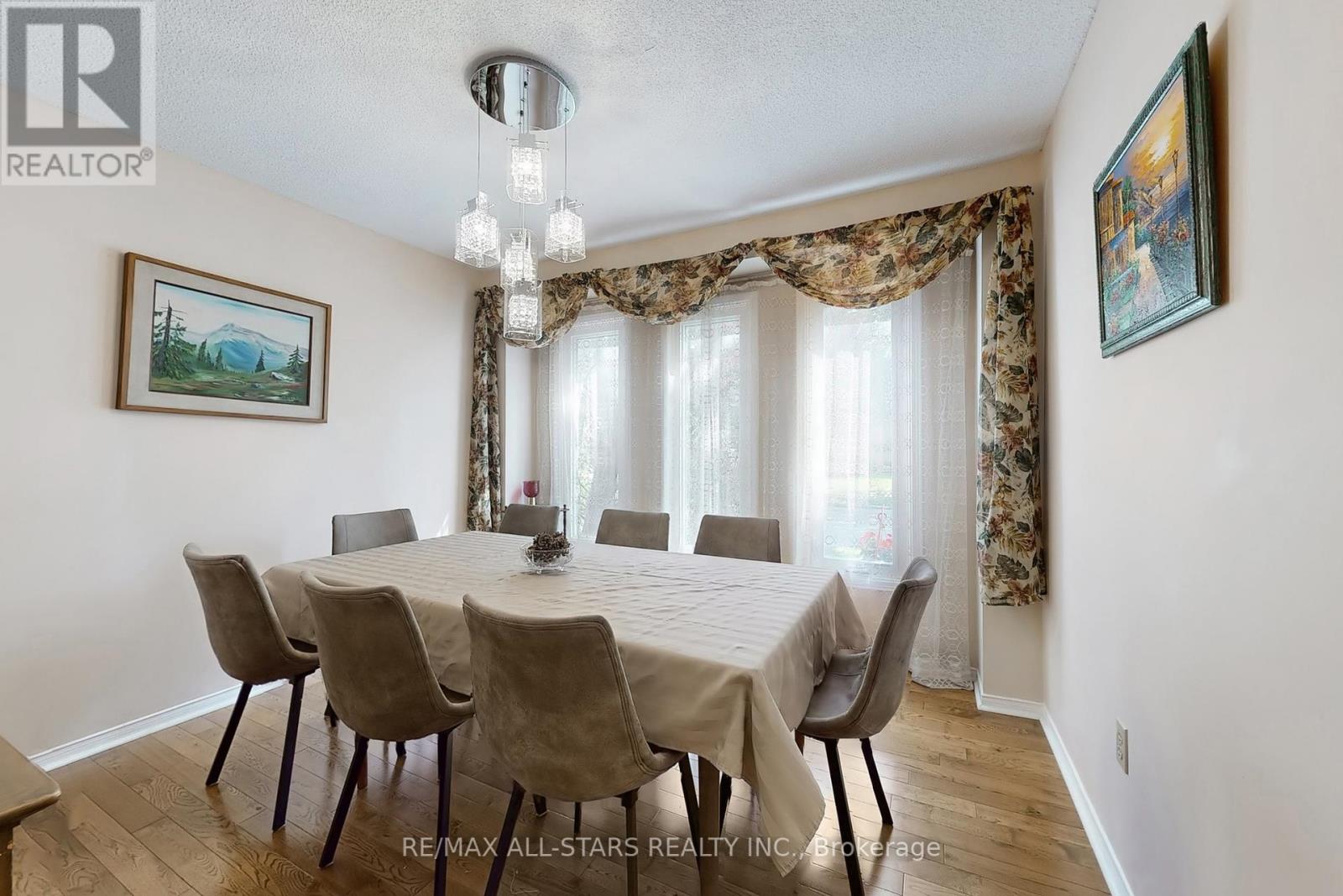 Photo 24 of 42 Oldhill Street, Richmond Hill ON