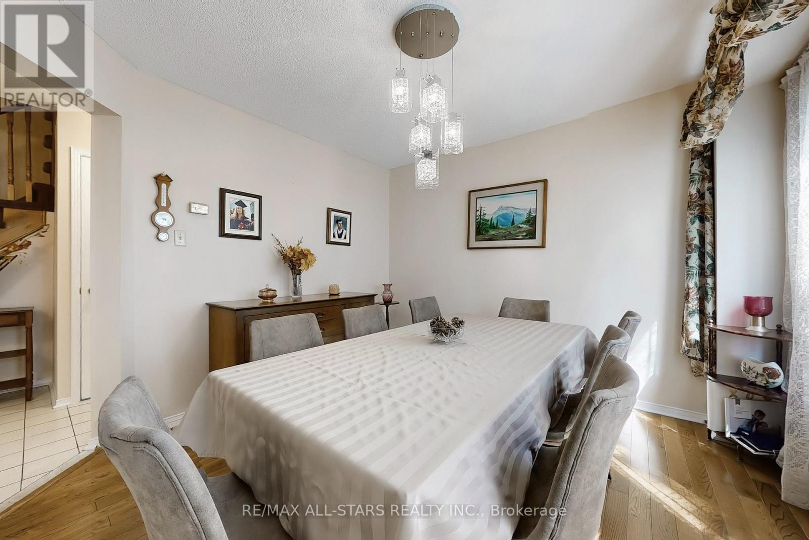 Photo 23 of 42 Oldhill Street, Richmond Hill ON