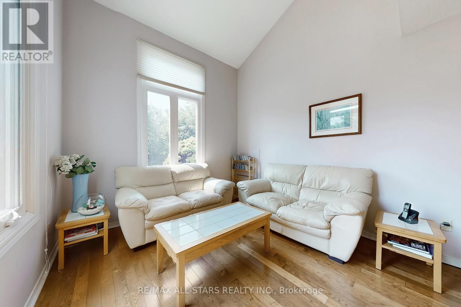Photo 26 of 42 Oldhill Street, Richmond Hill ON