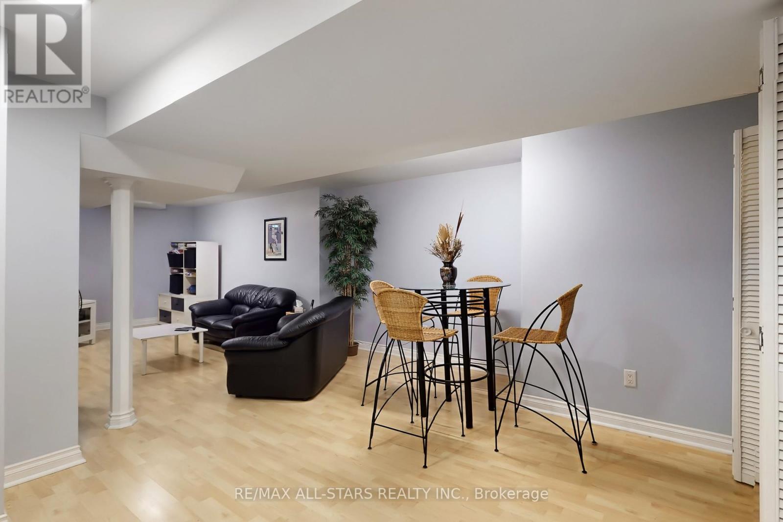 Photo 32 of 42 Oldhill Street, Richmond Hill ON