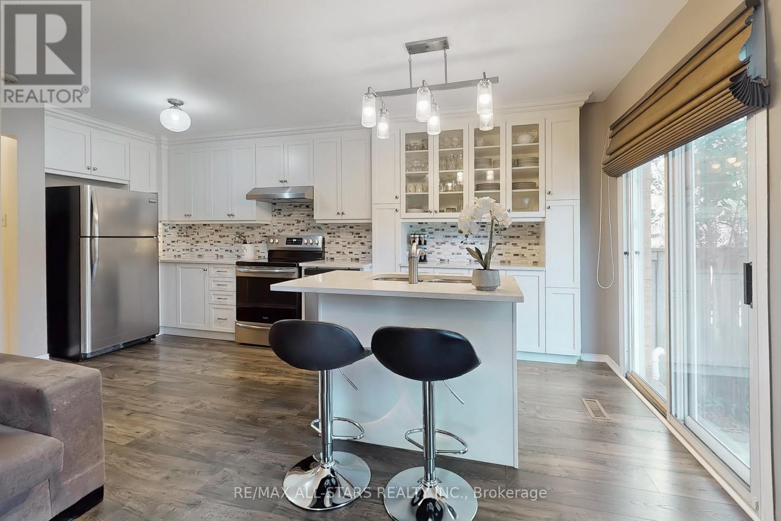 Photo 11 of 42 Oldhill Street, Richmond Hill ON