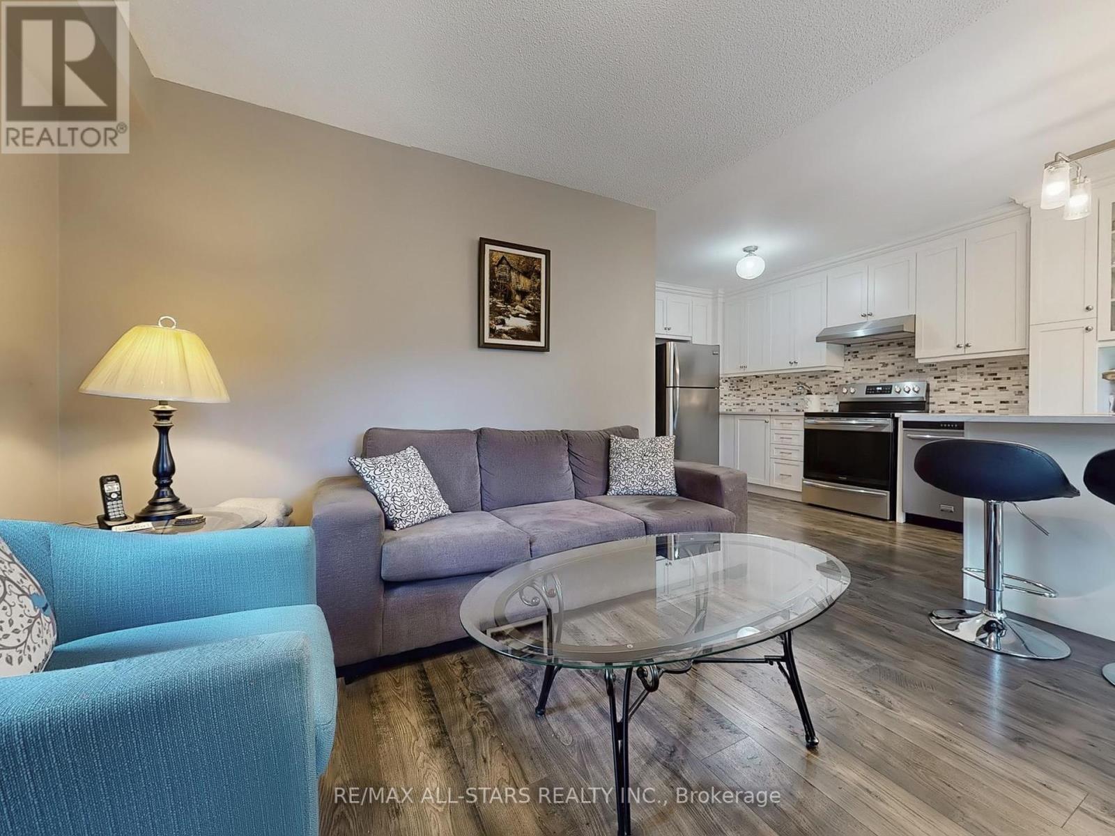 Photo 15 of 42 Oldhill Street, Richmond Hill ON