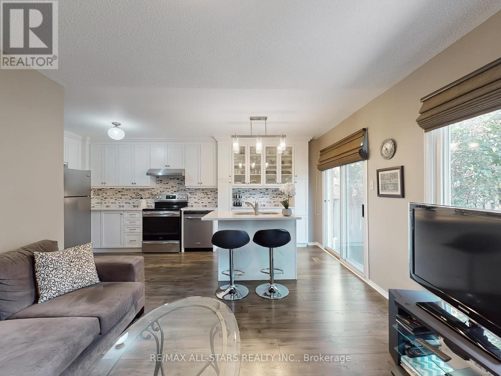 Photo 17 of 42 Oldhill Street, Richmond Hill ON