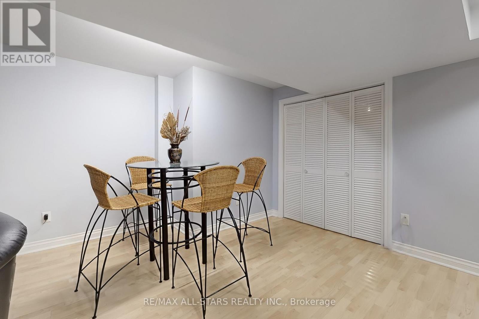 Photo 33 of 42 Oldhill Street, Richmond Hill ON
