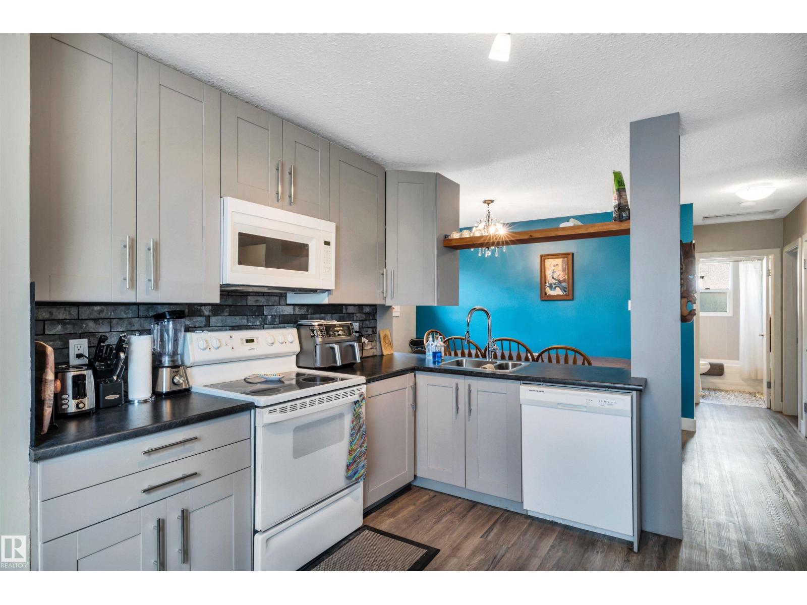 Photo 8 of 9628 63 Av Nw, Edmonton AB
