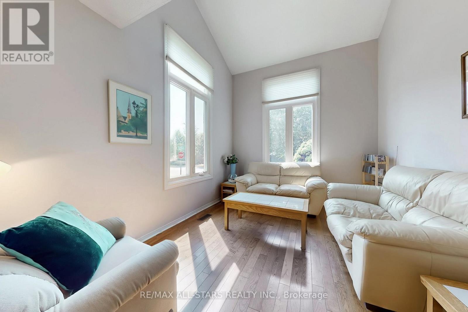 Photo 25 of 42 Oldhill Street, Richmond Hill ON