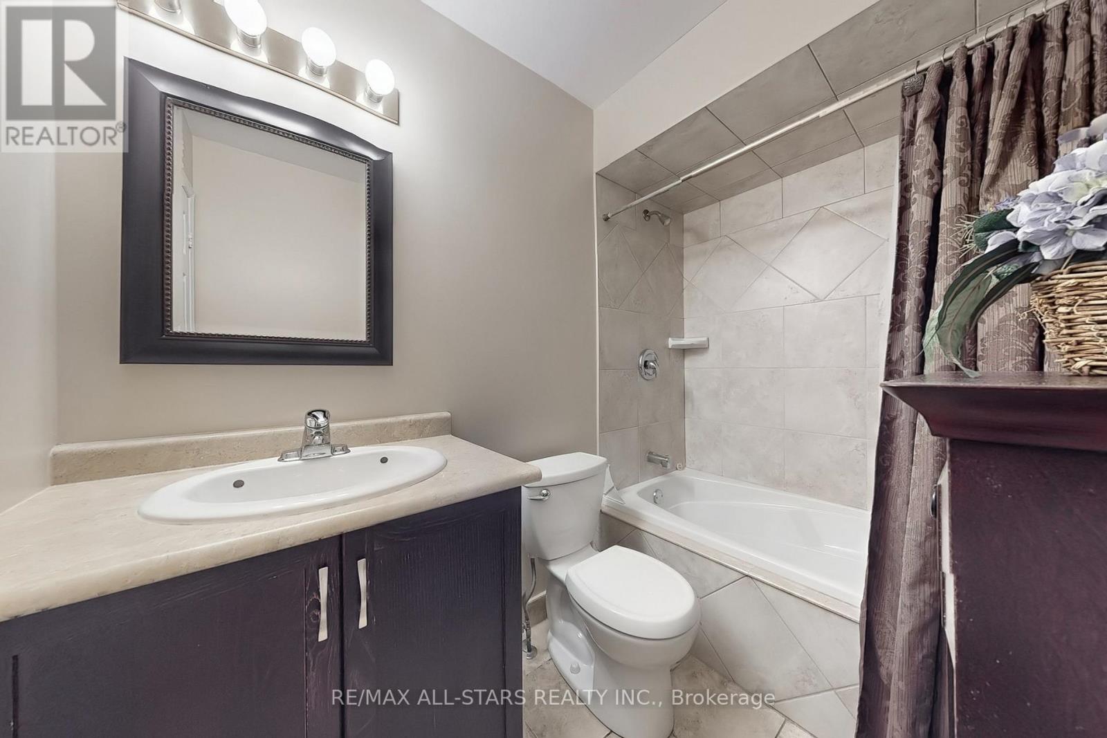 Photo 34 of 42 Oldhill Street, Richmond Hill ON