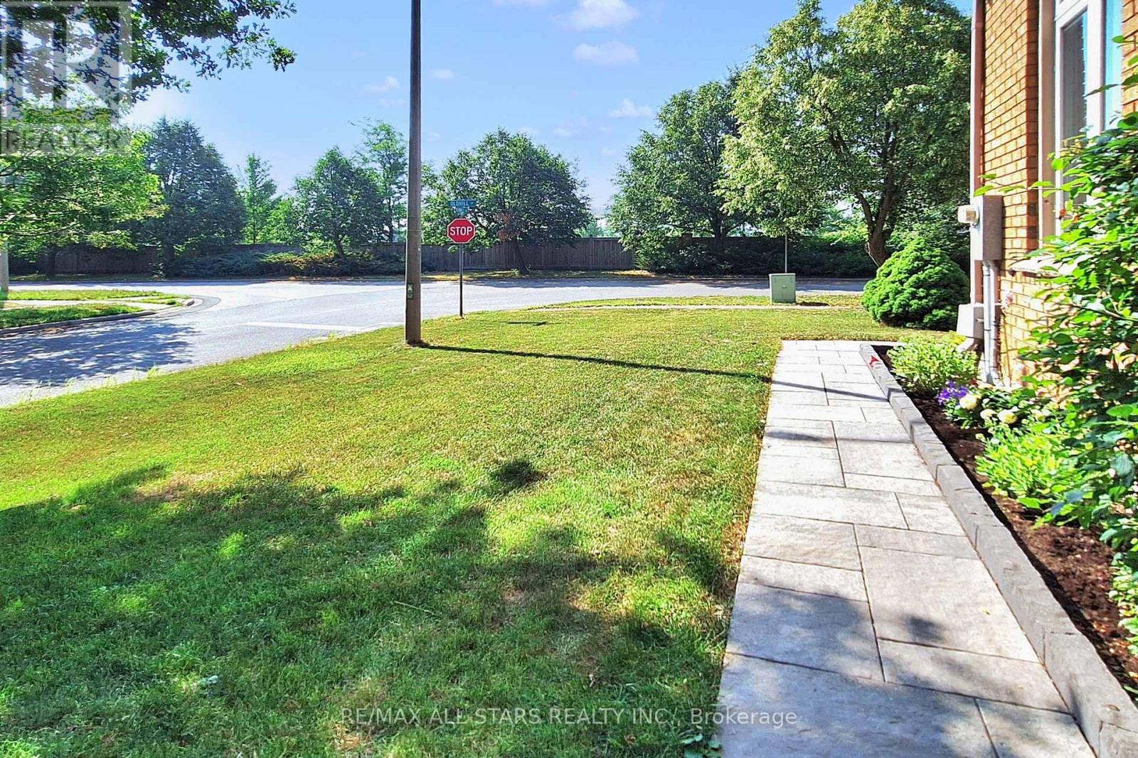 Photo 6 of 42 Oldhill Street, Richmond Hill ON