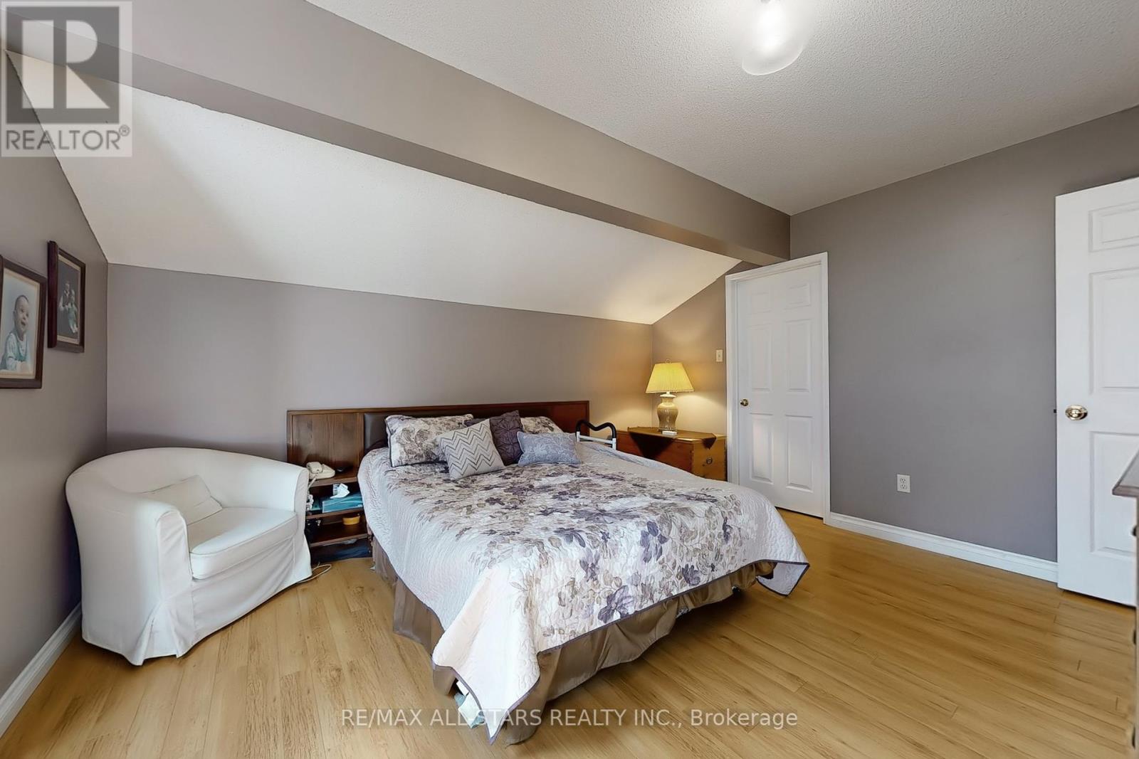Photo 39 of 42 Oldhill Street, Richmond Hill ON
